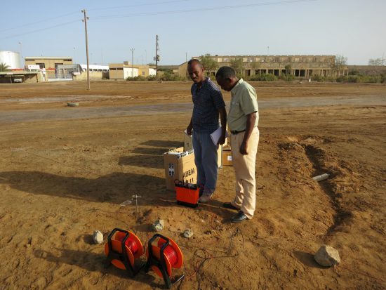 Two men surveying using the compact resistivity meter SAS 1000